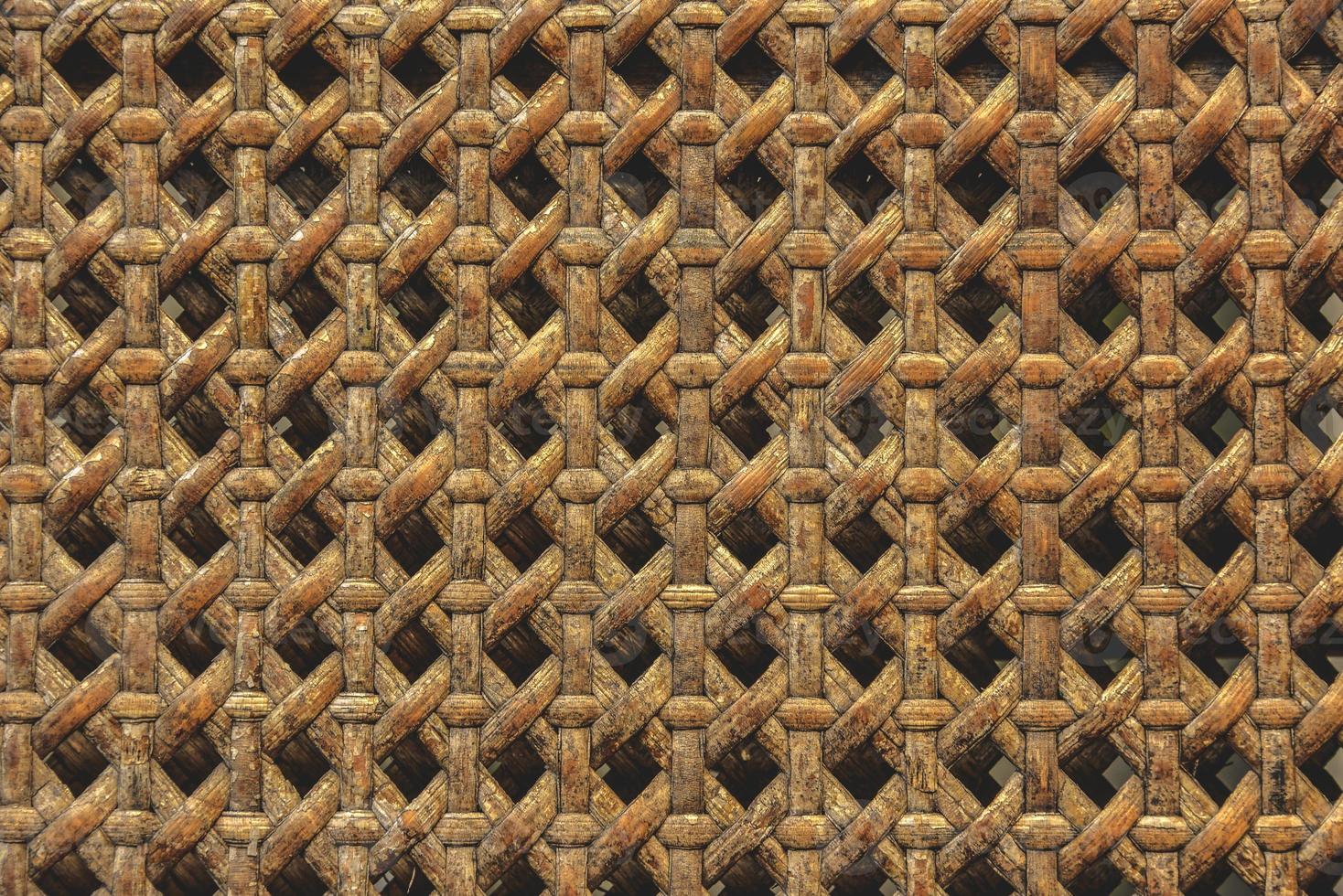 primo piano di un cesto di legno realizzato con uno sfondo di trama in rattan foto