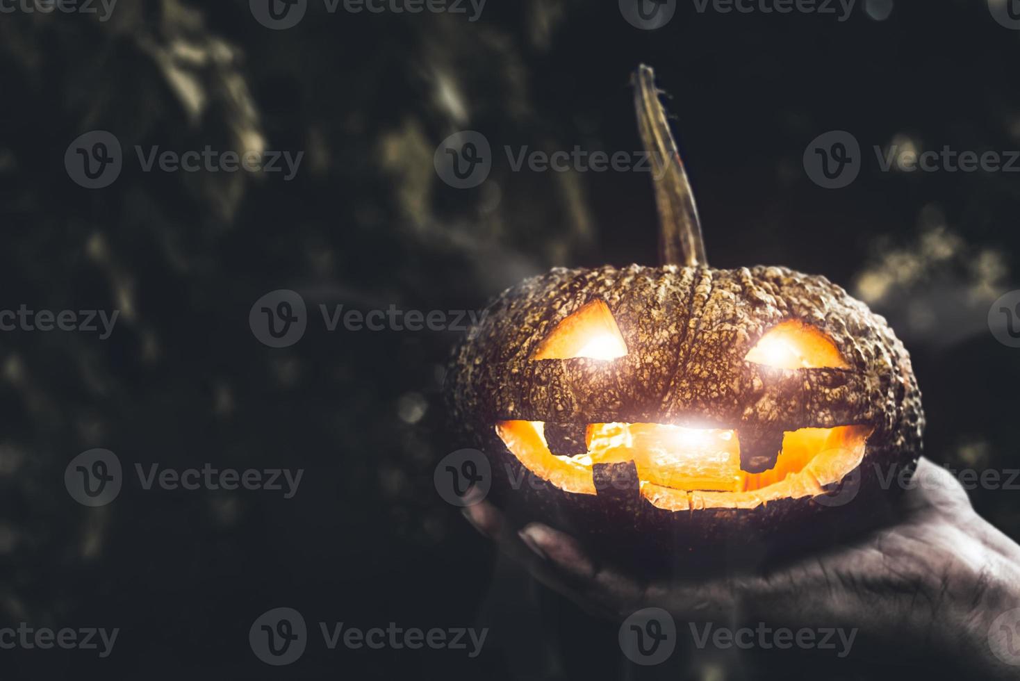 zucca di halloween in mano. concetto di vacanza e religione foto