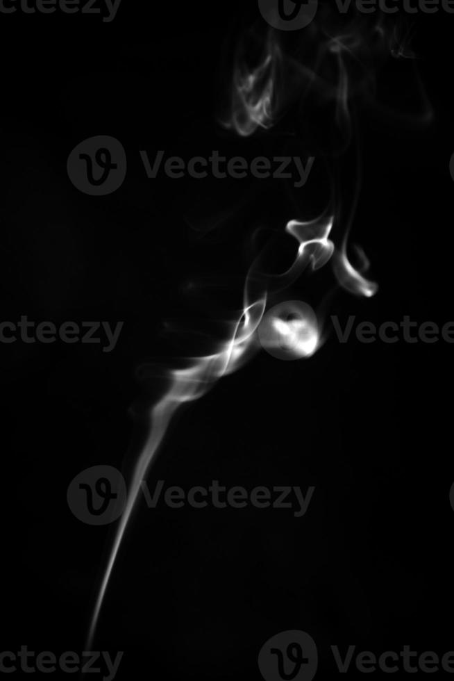 primo piano di fumo bianco su sfondo nero foto