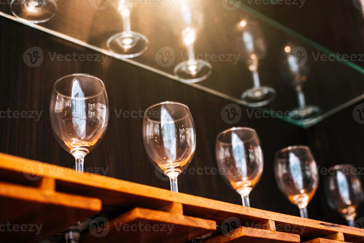 ripiano per bicchieri da vino in ristorante con vetrina di illuminazione foto