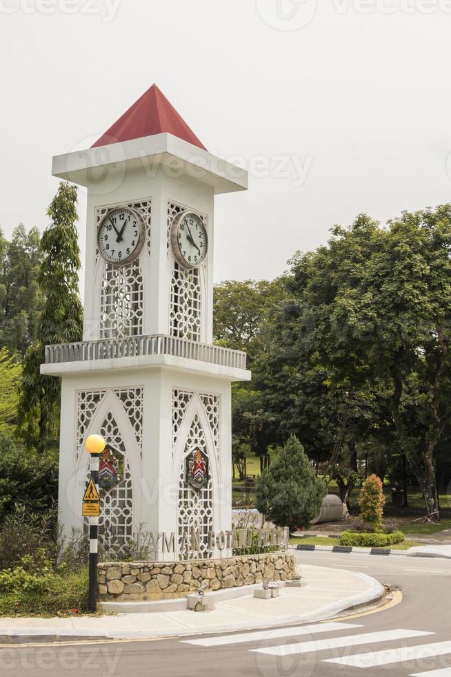 Torre dell'orologio dei giardini del lago a Kuala Lumpur, Malesia. foto