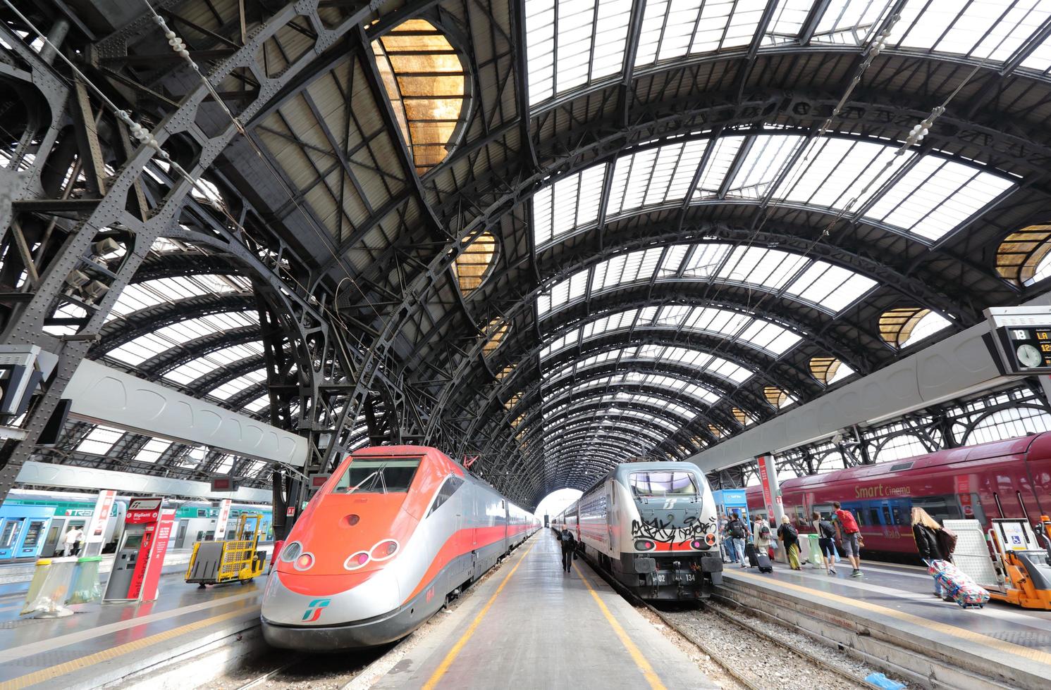 treni ad alta velocità alla stazione centrale di milano foto