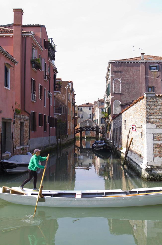 tradizionale paesaggio urbano di venezia con gondola foto