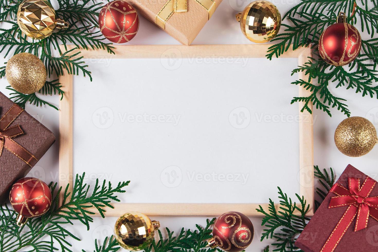 scatole regalo e decorazioni festive in oro su sfondo bianco. foto