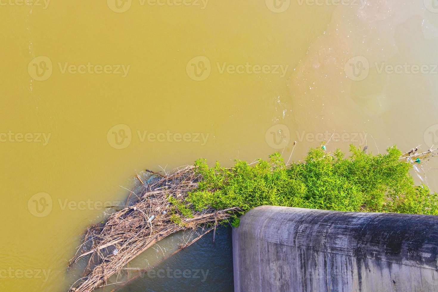 fiume mekong luang prabang laos da sopra il vecchio ponte francese. foto