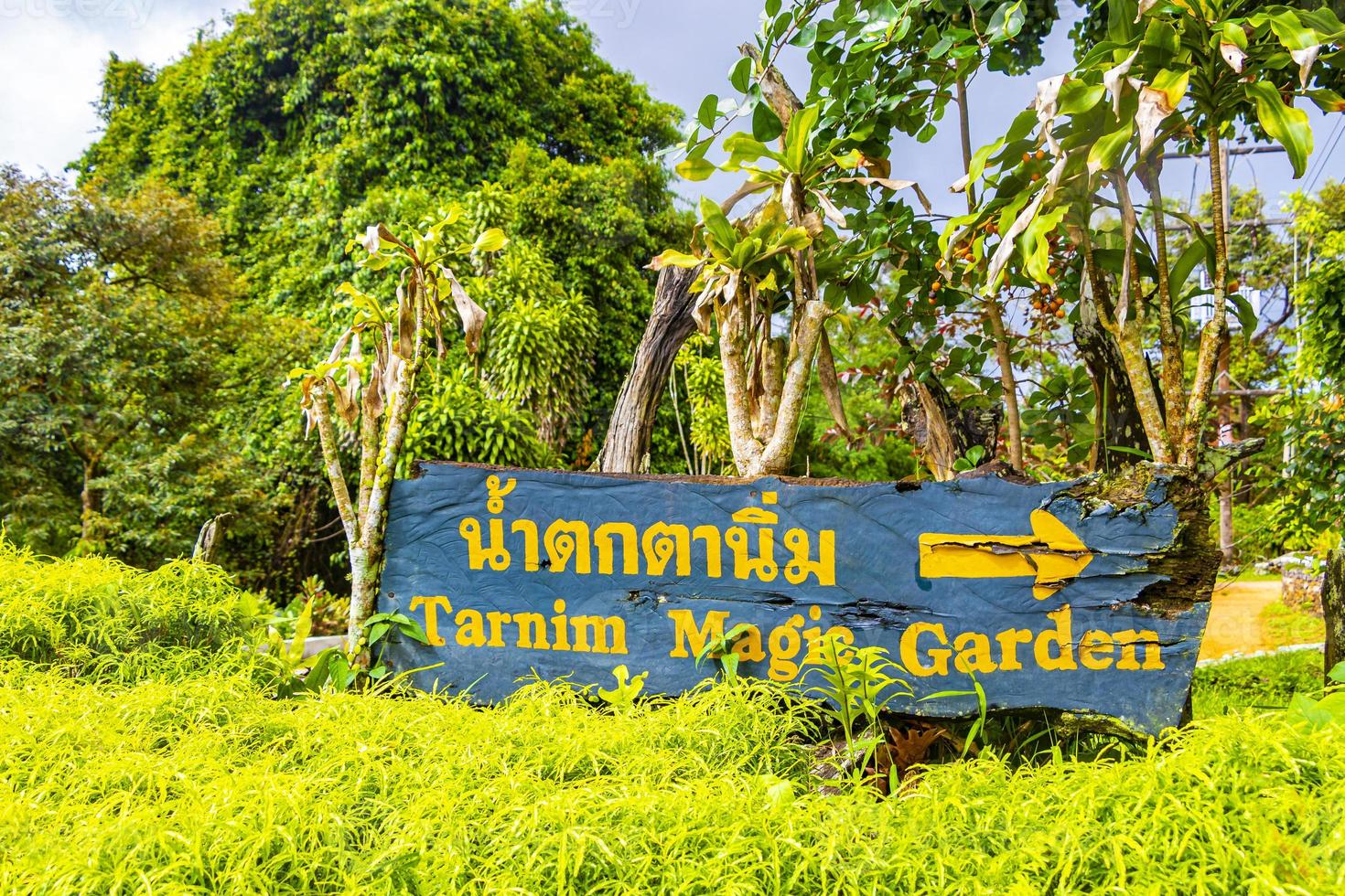 Segnale di direzione Tarnim Magic Garden e cascata Koh Samui Thailandia. foto