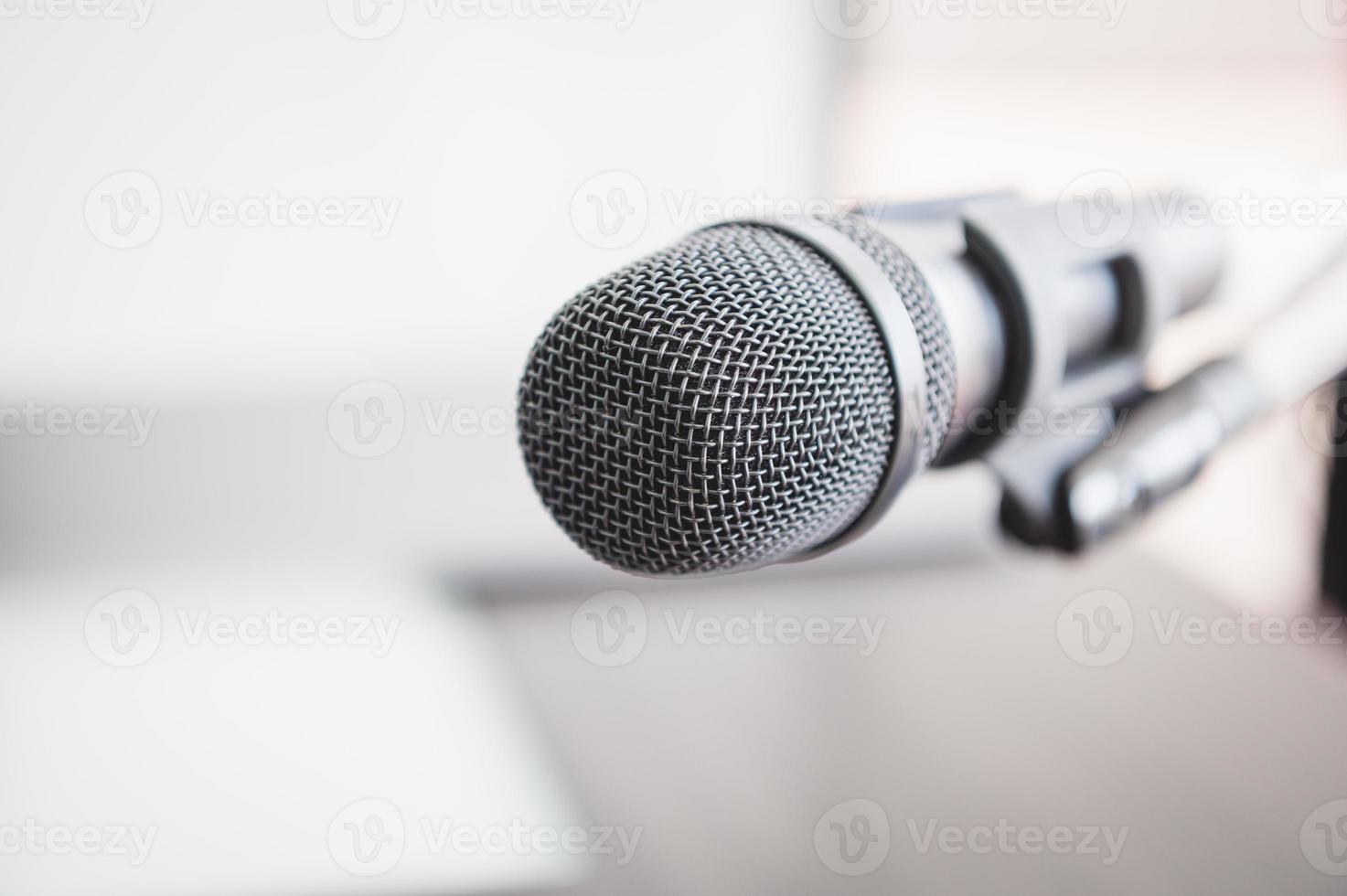 primo piano del microfono nel podio dell'aula foto