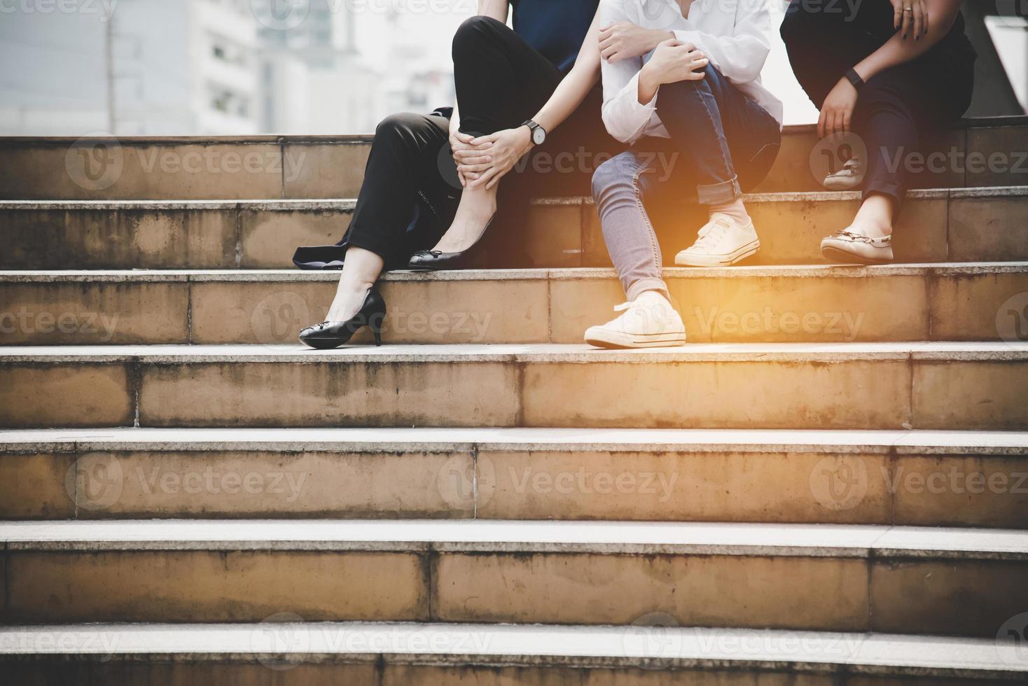 chiudere le gambe inferiori delle donne amicizia seduta e parlare foto