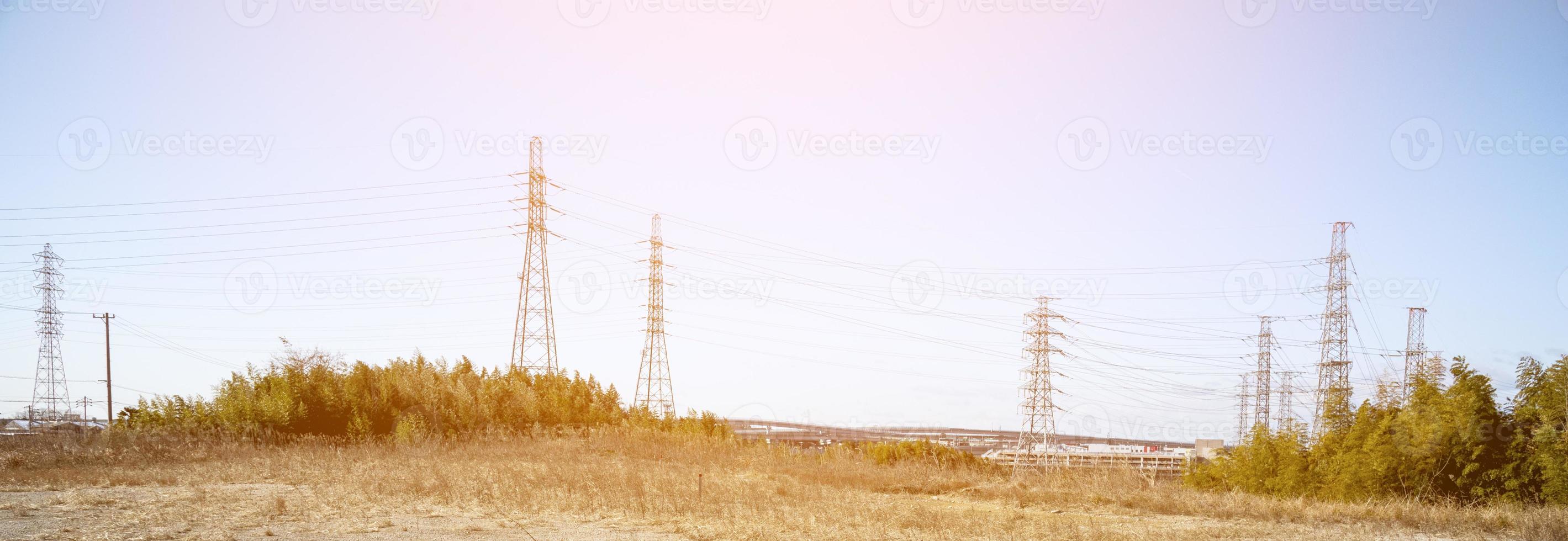 linea elettrica in natura con luce solare, ampio schermo foto