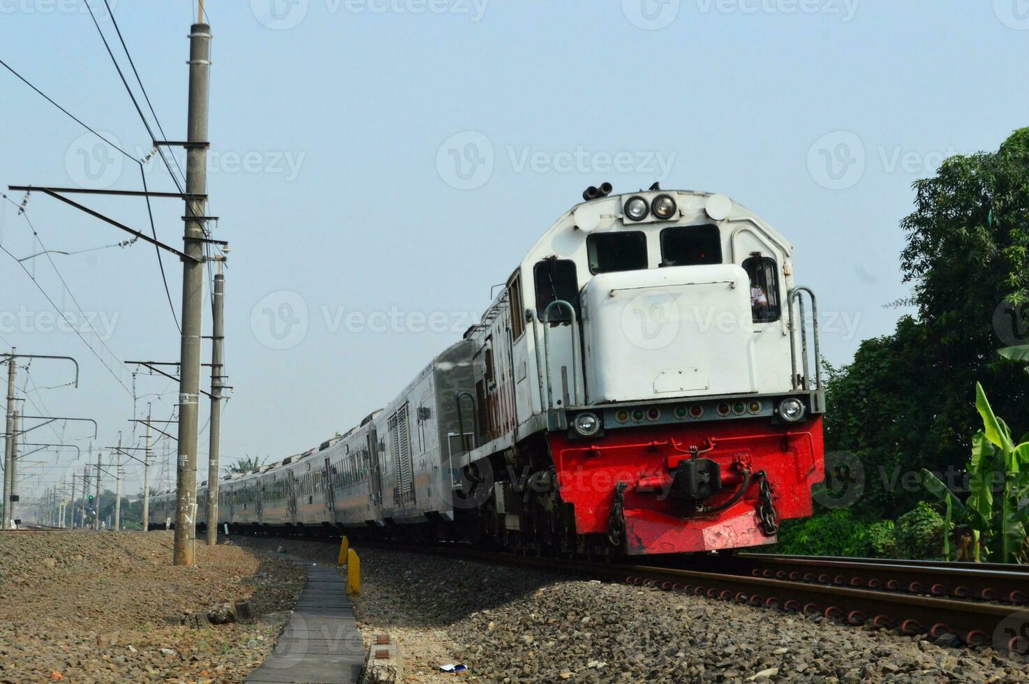 il treno è in esecuzione su il rotaie in direzione il destinazione foto