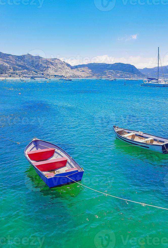 barche a false bay, simons town, città del capo in sud africa. foto