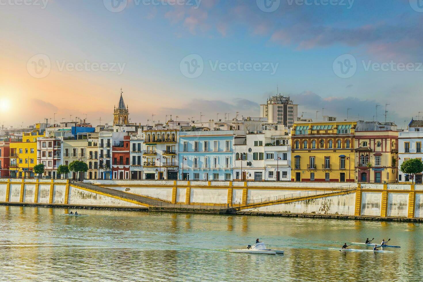 vecchio cittadina nel siviglia città orizzonte, paesaggio urbano nel Spagna a Alba foto