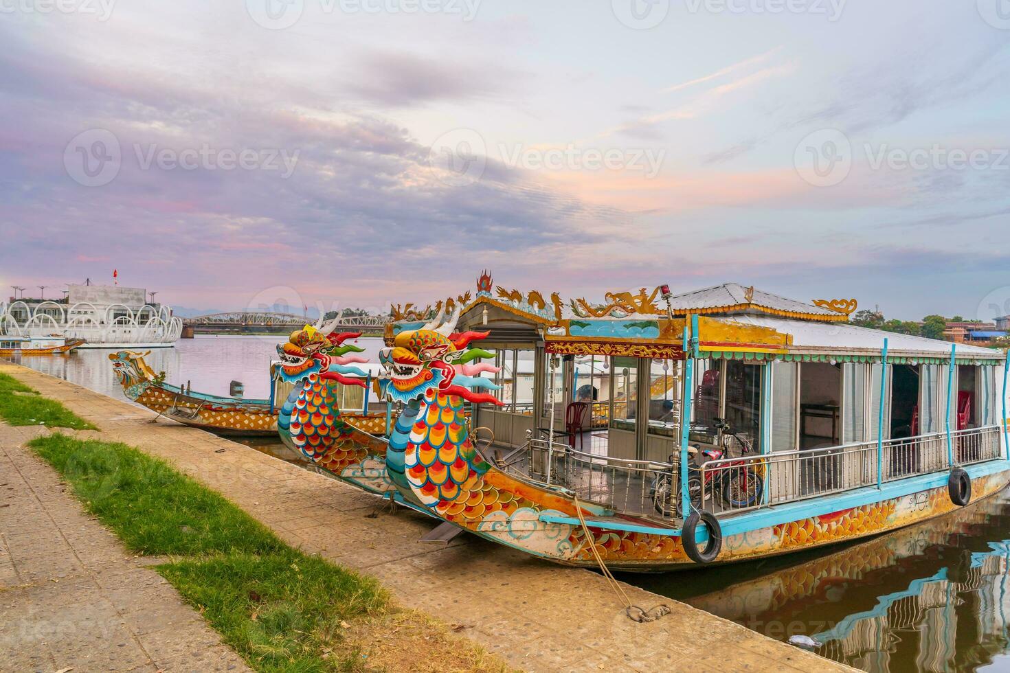 tradizionale Drago barca nel colore Vietnam foto