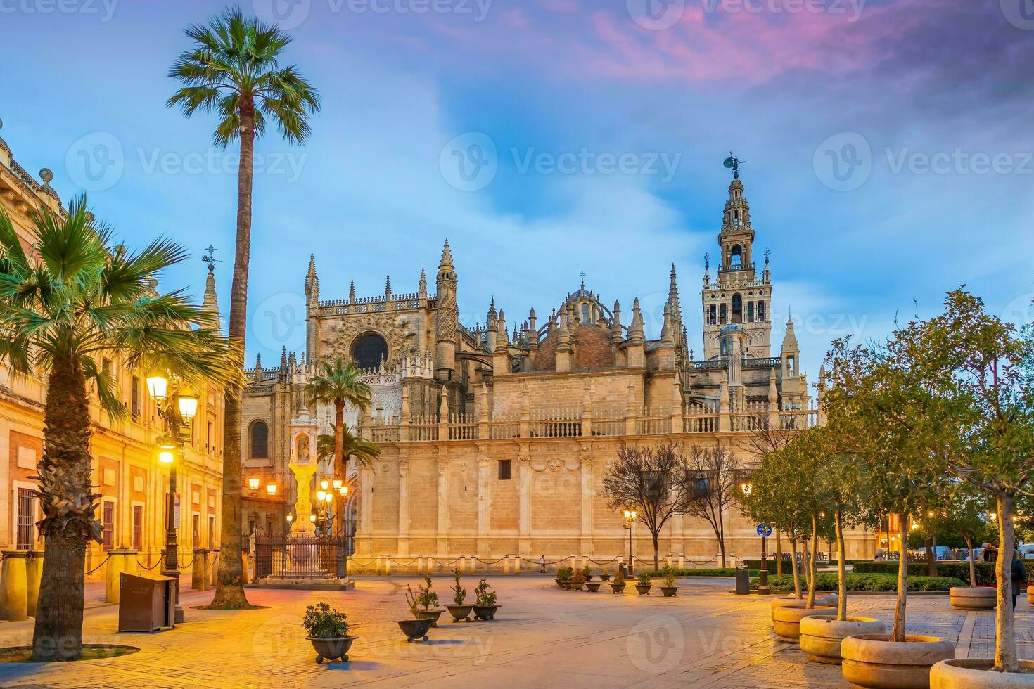 giralda Torre e siviglia Cattedrale nel città vecchia Spagna foto