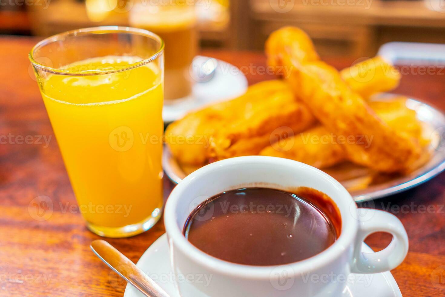 tipico spagnolo churros servito con tazza di caldo cioccolato nel siviglia, Spagna foto