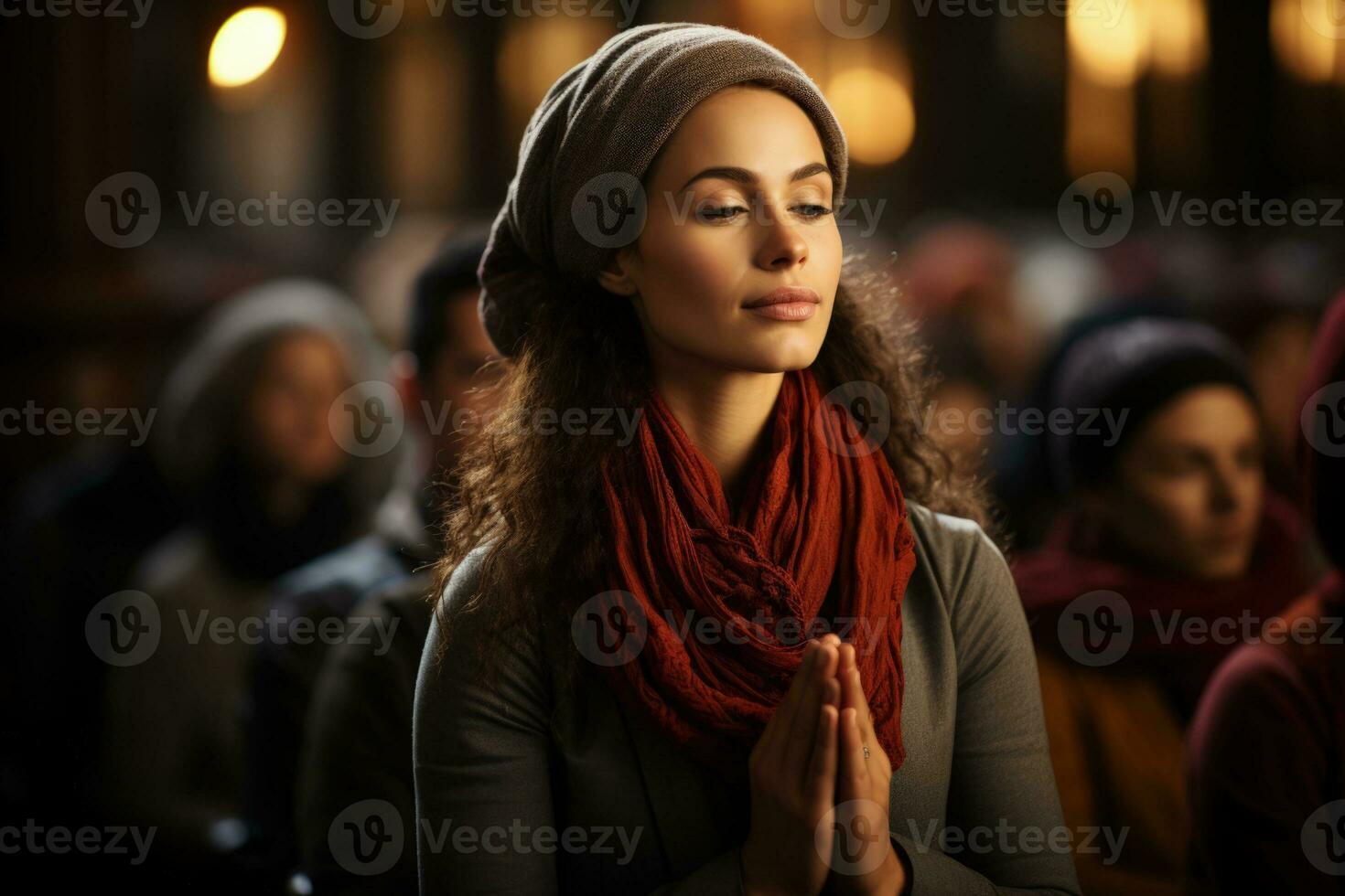 spirituale momenti di Multi etnico preghiera riflettendo nel sereno tonalità di meditazione foto