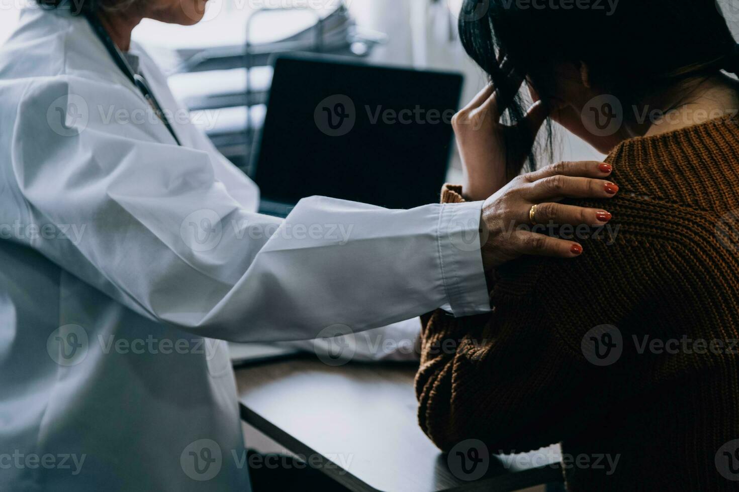 femmina medici shake mani con pazienti incoraggiando ogni altro per offrire amore, preoccupazione, e incoraggiamento mentre controllo il del paziente Salute. concetto di medicinale. foto