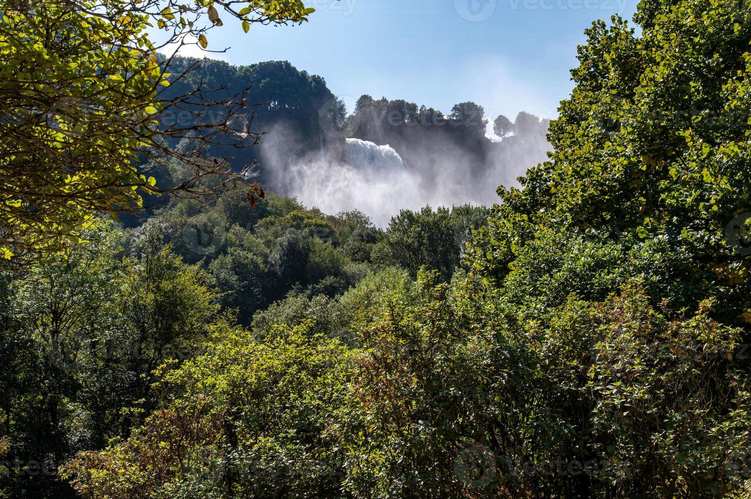 cascata marmore cascata artificiale in umbria foto