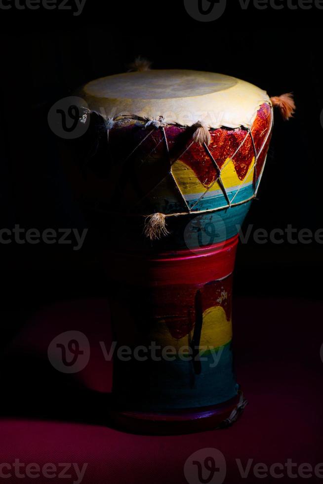 percussioni africane su sfondo nero foto