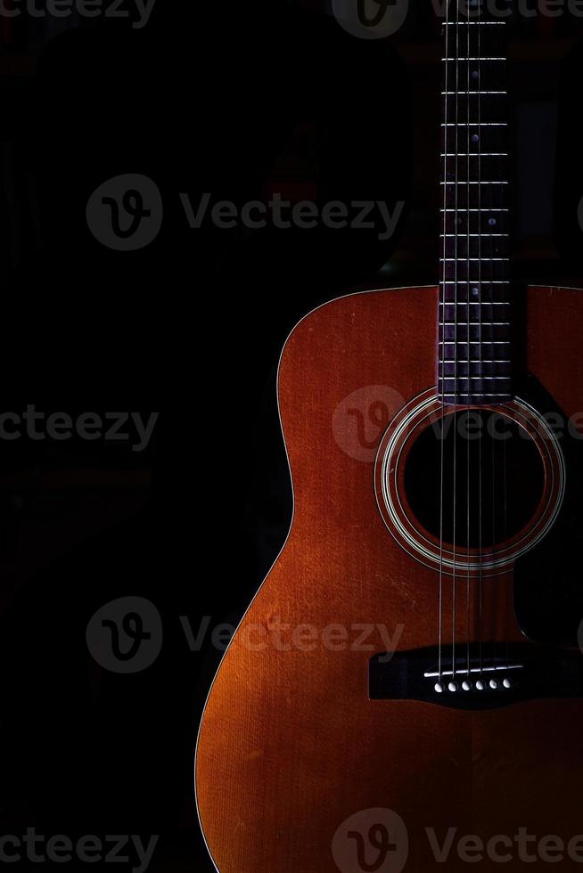 chitarra acustica su sfondo nero foto