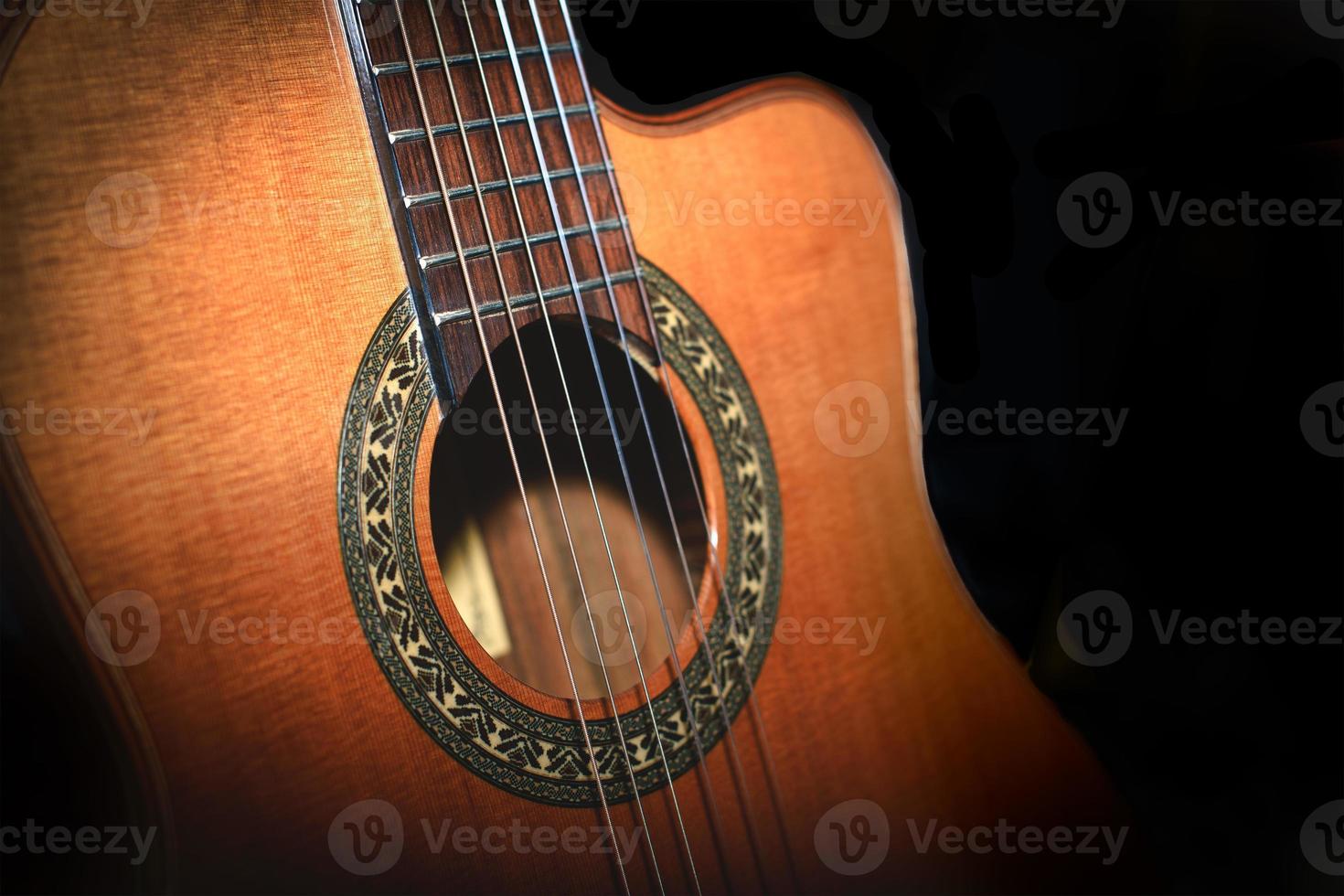 dettaglio di chitarra classica su sfondo nero foto