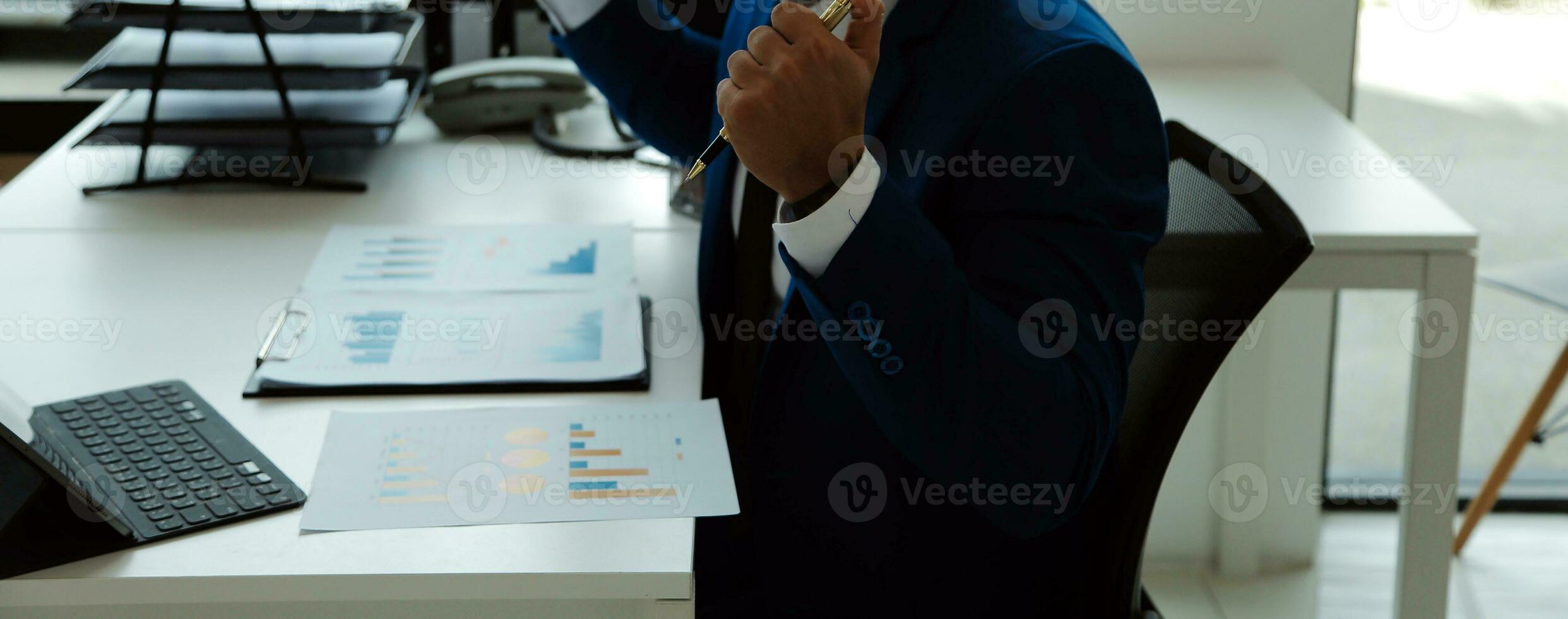 squadra di uomini d'affari che lavorano insieme nell'ufficio della sala riunioni, grafici di sfondo del lavoro di squadra e banner grafici, lavoro di squadra di successo a doppia esposizione, concetto di pianificazione aziendale. foto