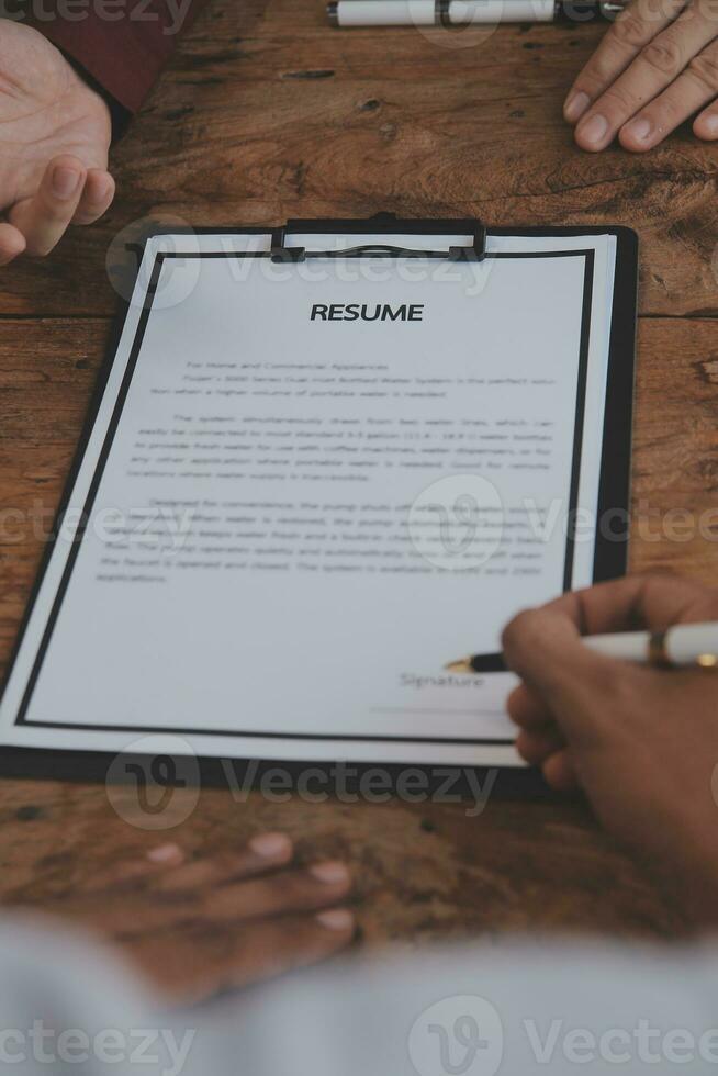 vicino su Visualizza di lavoro colloquio nel ufficio, messa a fuoco su curriculum vitae scrittura Consigli, datore di lavoro rivedere bene CV di preparato qualificato richiedente, reclutatore considerando applicazione, hr manager fabbricazione assumere decisione foto