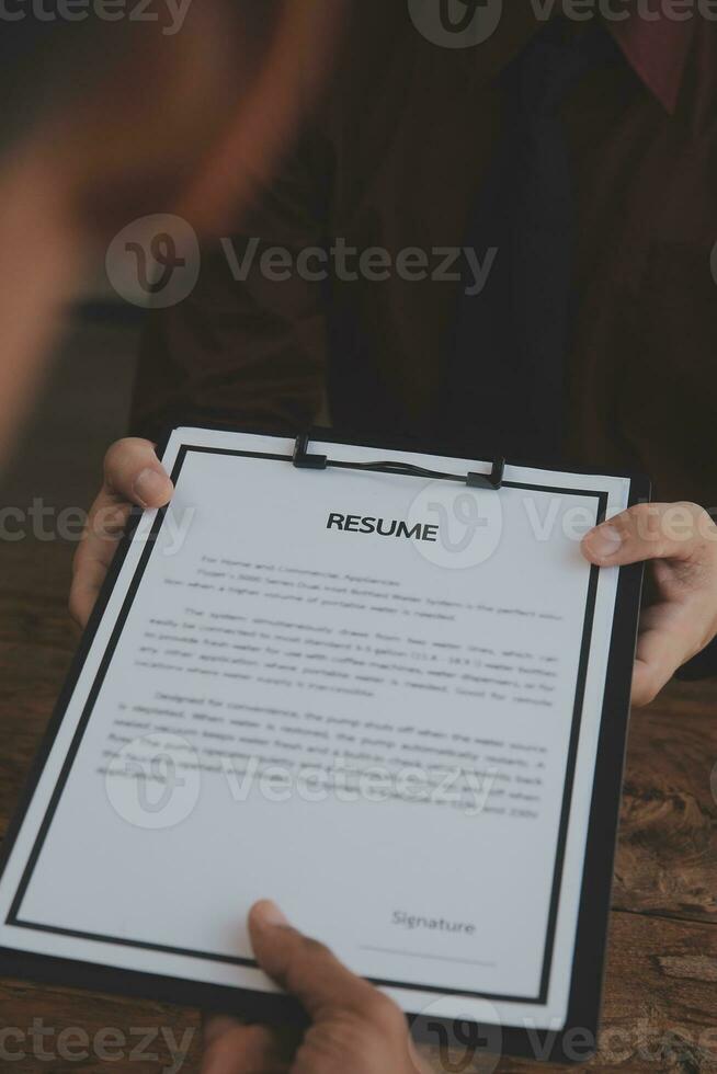 vicino su Visualizza di lavoro colloquio nel ufficio, messa a fuoco su curriculum vitae scrittura Consigli, datore di lavoro rivedere bene CV di preparato qualificato richiedente, reclutatore considerando applicazione, hr manager fabbricazione assumere decisione foto