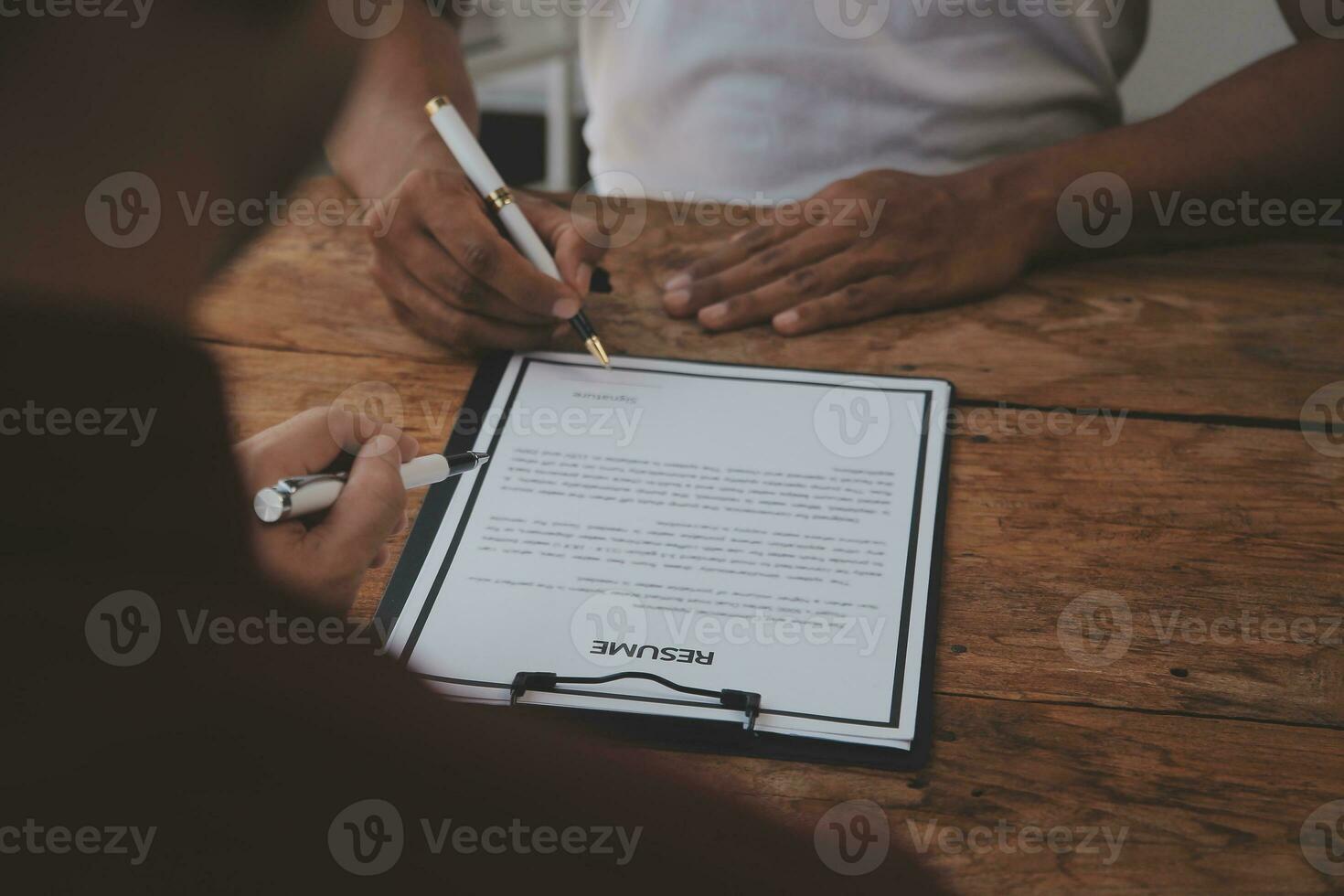 vicino su Visualizza di lavoro colloquio nel ufficio, messa a fuoco su curriculum vitae scrittura Consigli, datore di lavoro rivedere bene CV di preparato qualificato richiedente, reclutatore considerando applicazione, hr manager fabbricazione assumere decisione foto