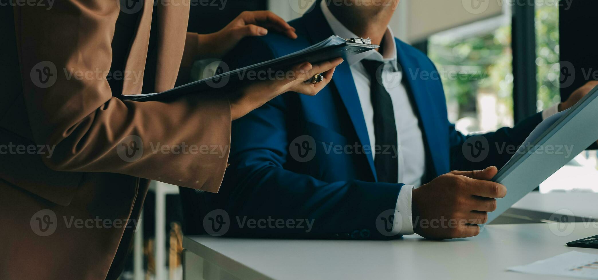 squadra di uomini d'affari che lavorano insieme nell'ufficio della sala riunioni, grafici di sfondo del lavoro di squadra e banner grafici, lavoro di squadra di successo a doppia esposizione, concetto di pianificazione aziendale. foto