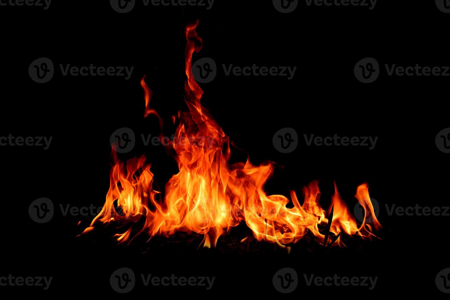 fiamma di fuoco su blackground foto