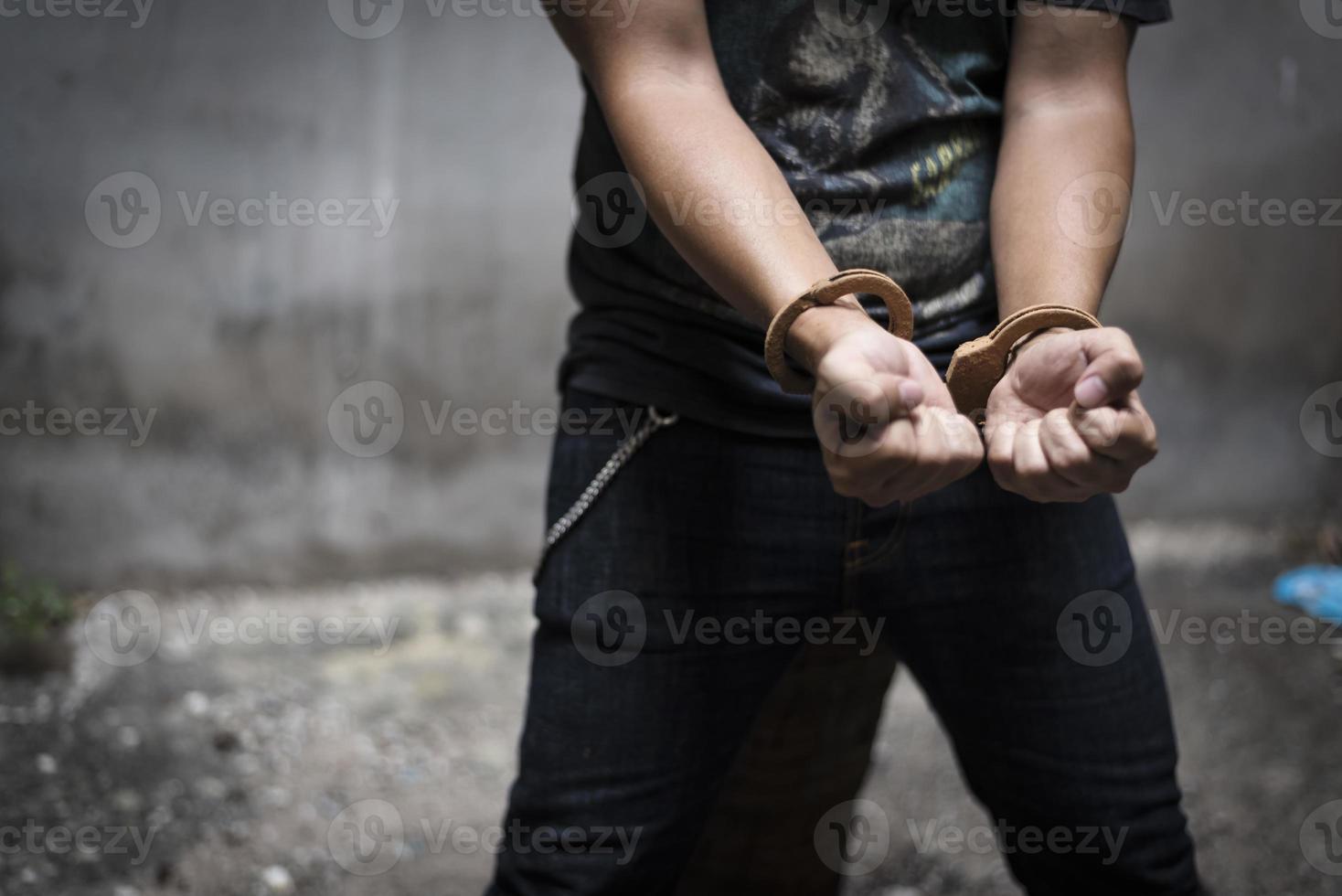 manette con prigioniero in carcere foto