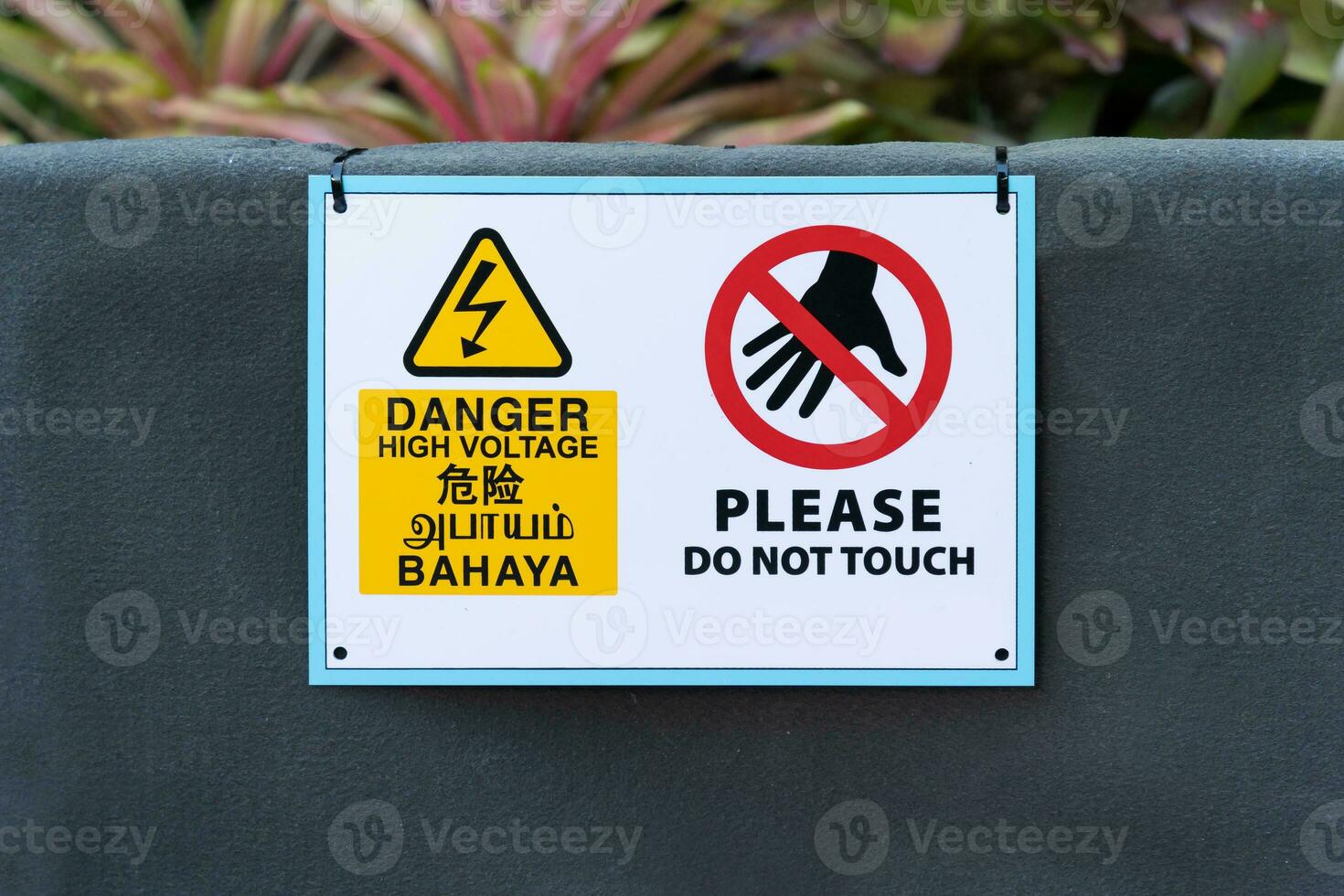 Pericolo alto voltaggio, per favore fare non toccare cartello foto