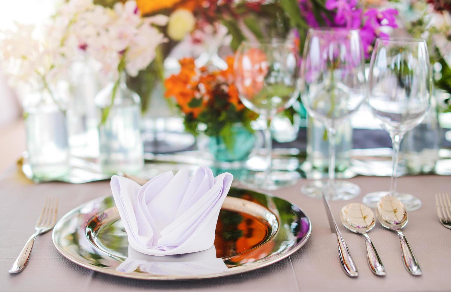 apparecchiare la tavola per un matrimonio o una cena, con fiori foto