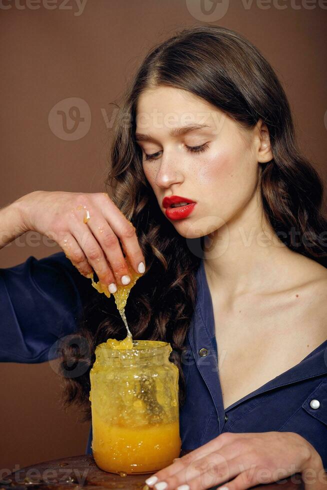 ragazza con vaso di Miele. salutare cibo concetto, dieta, dolce foto