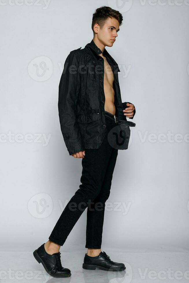 giovane muscolare uomo nel un' nero jeans foto