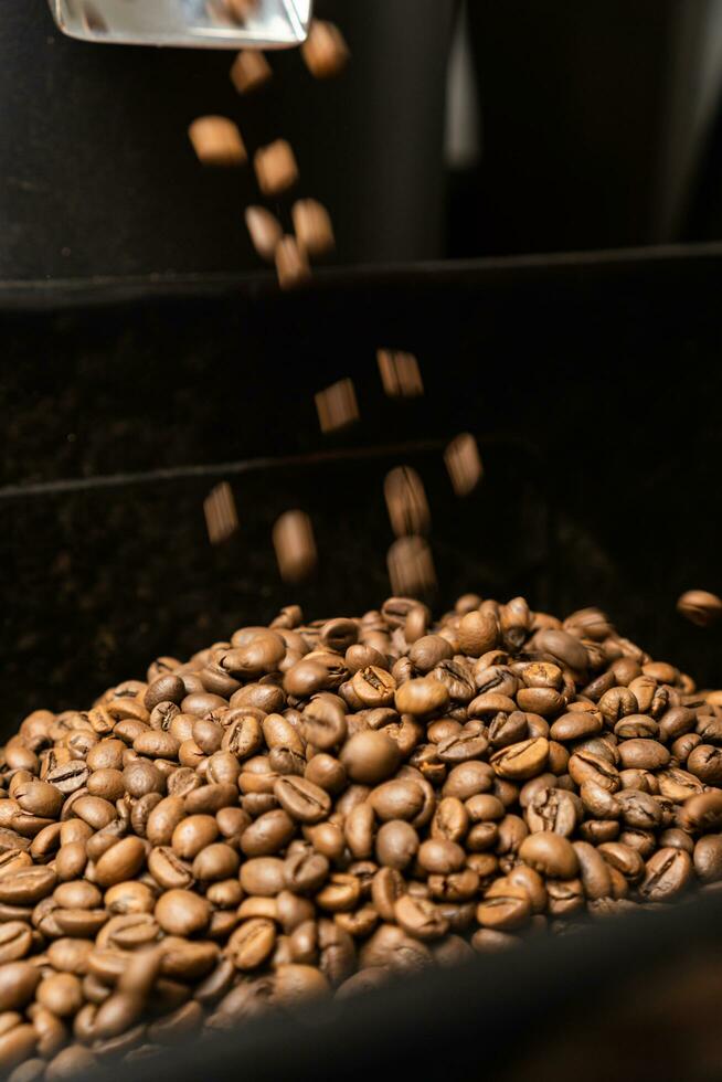 caffè fagioli far cadere nel alto velocità cascate a partire dal torrefazione macchina per mucchio di arrostito fagioli. sfocatura foto di caduta caffè fagioli.