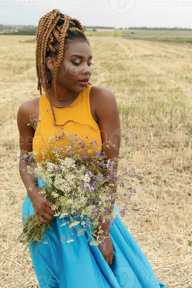 africano americano giovane donna avendo divertimento all'aperto a tramonto. foto