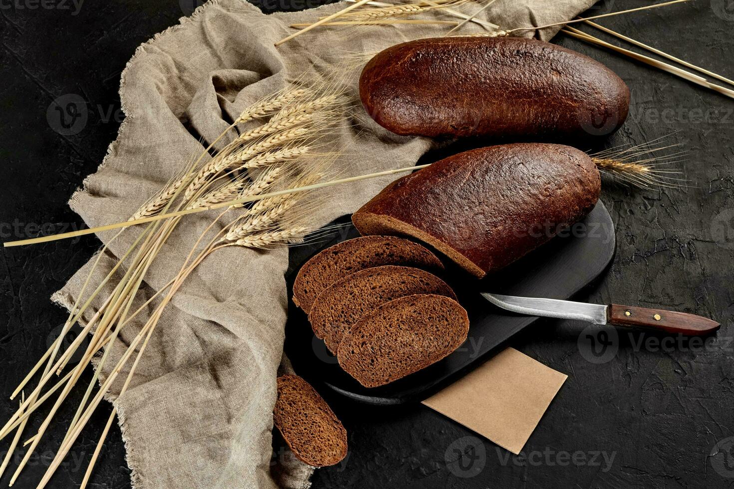 totale e affettato segale pane con orecchie di Grano e tela ruvida foto