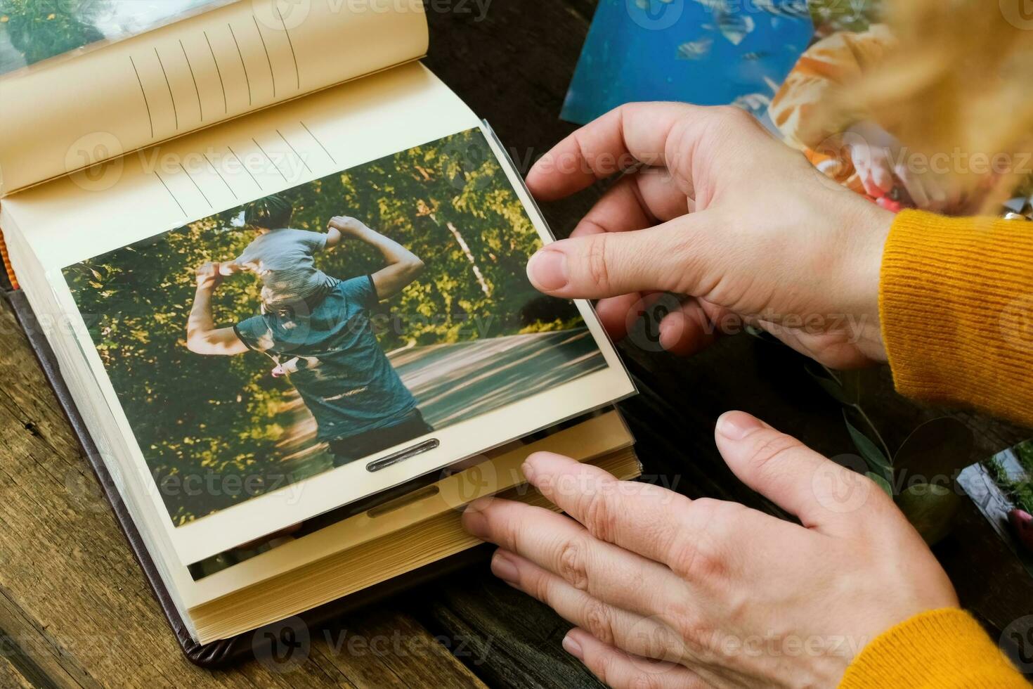 foto stampa concetto. femmina mani aggiungendo stampato foto per immagine album.