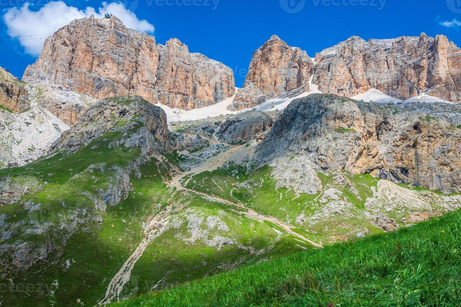 panorama di sella montagna gamma a partire dal sella passaggio, dolomiti, Italia foto