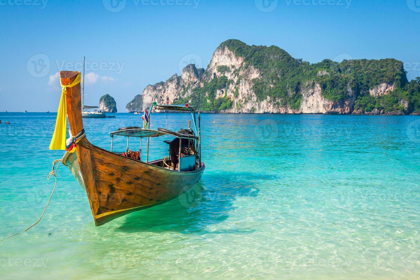 lungo barca e tropicale spiaggia, Andamane mare, phi phi isole, tailandia foto