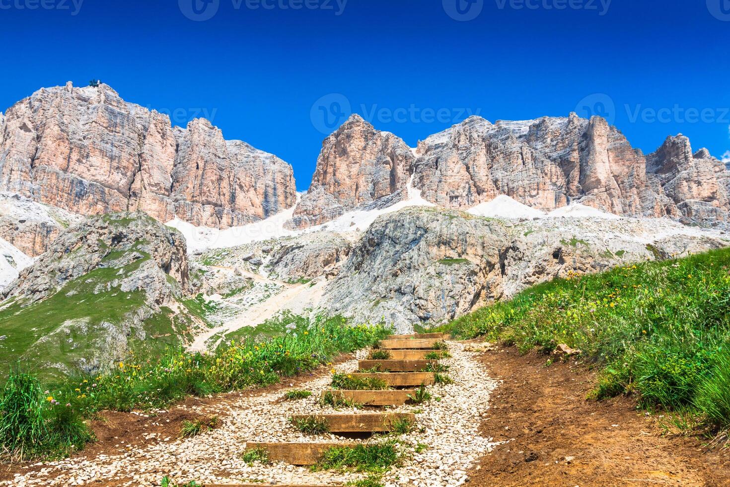 panorama di sella montagna gamma a partire dal sella passaggio, dolomiti, Italia foto