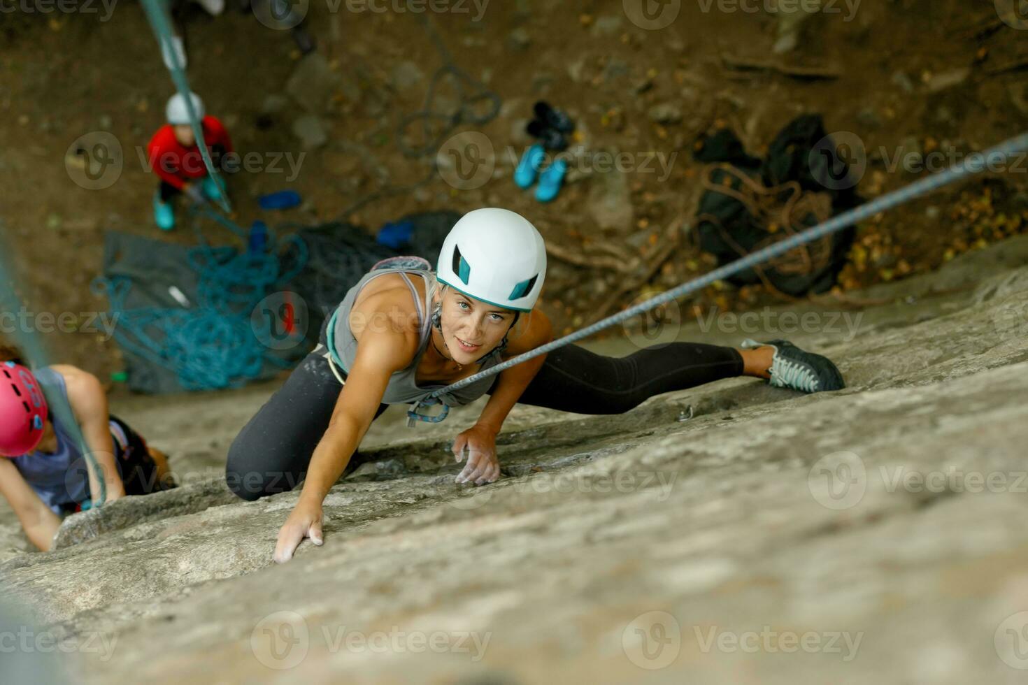 un' ragazza si arrampica un' roccia. donna impegnato nel estremo sport. foto