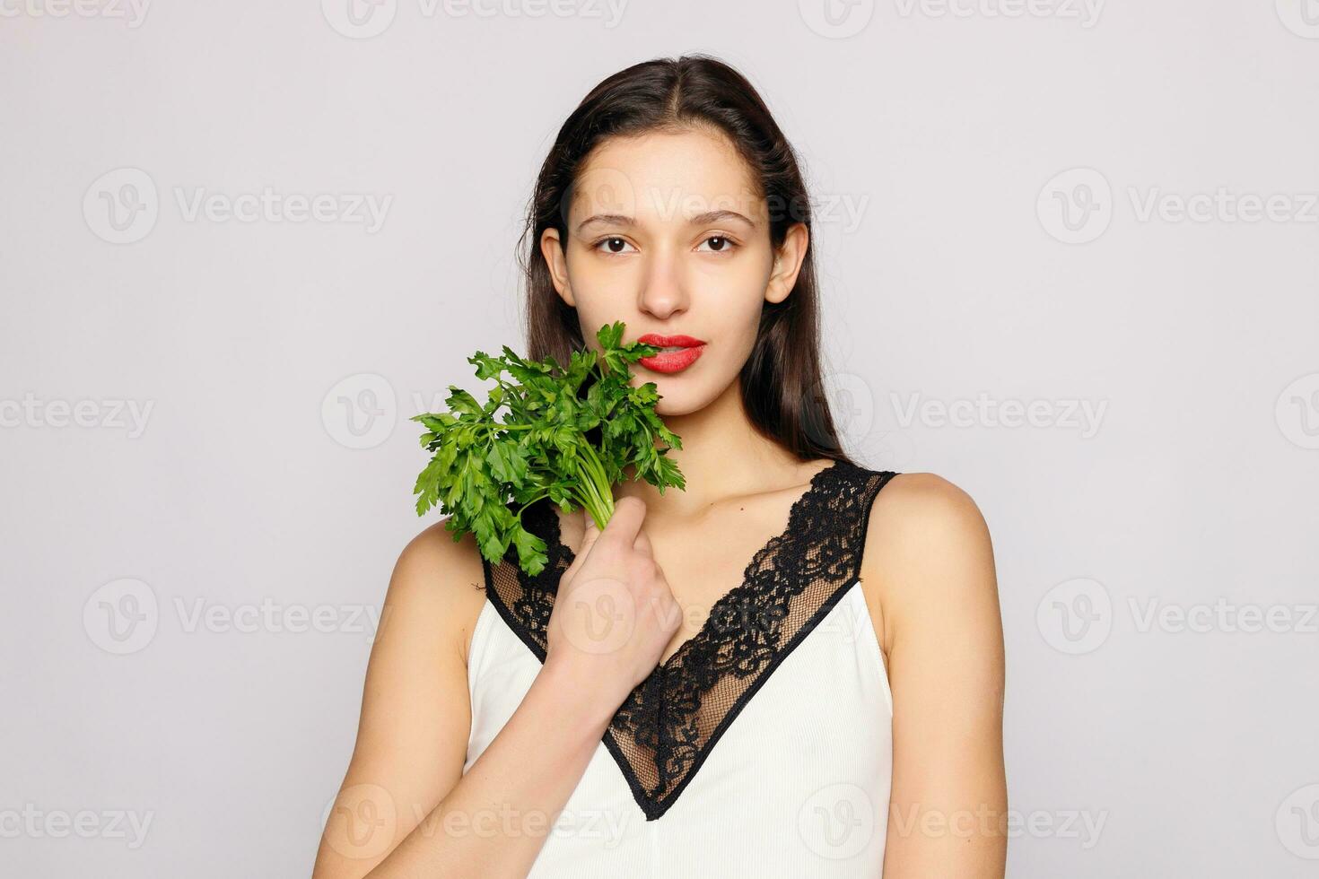 bellissimo sorridente ragazza con prezzemolo. salutare stile di vita concetto foto