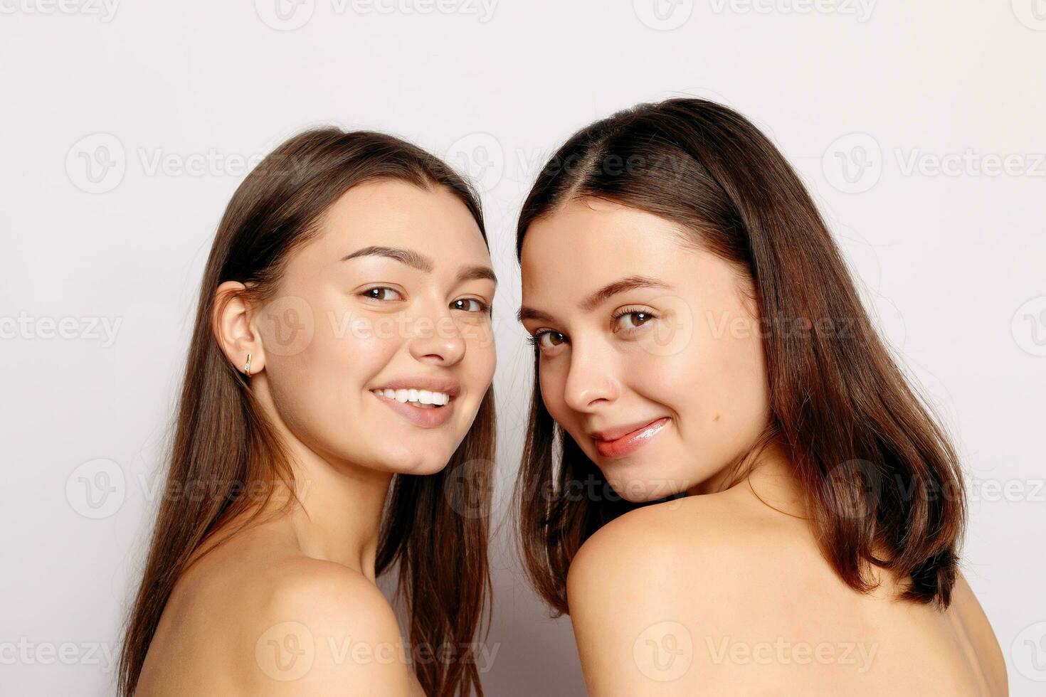 ritratto di un' Due bellissimo sexy giovane donne. foto