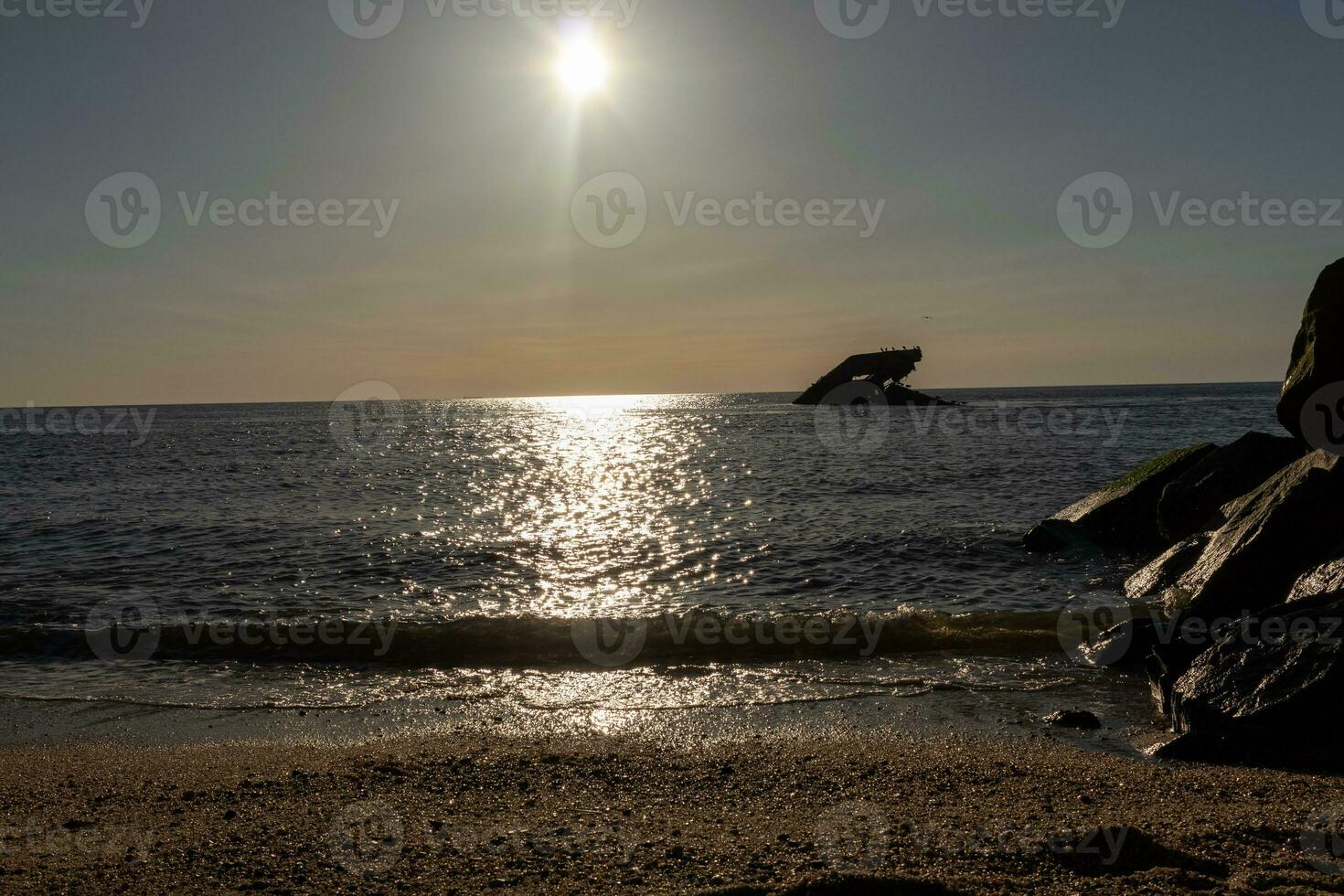 tramonto spiaggia nel capo Maggio nuovo maglia dove voi può ottenere un' grande Visualizza di il sole andando giù attraverso il oceano e il baia. il riflessione di il sole su il acqua con il affondata nave sembra così Bellissima. foto