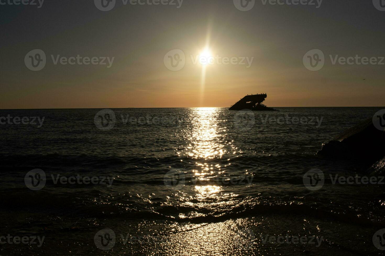 tramonto spiaggia nel capo Maggio nuovo maglia dove voi può ottenere un' grande Visualizza di il sole andando giù attraverso il oceano e il baia. il riflessione di il sole su il acqua con il affondata nave sembra così Bellissima. foto