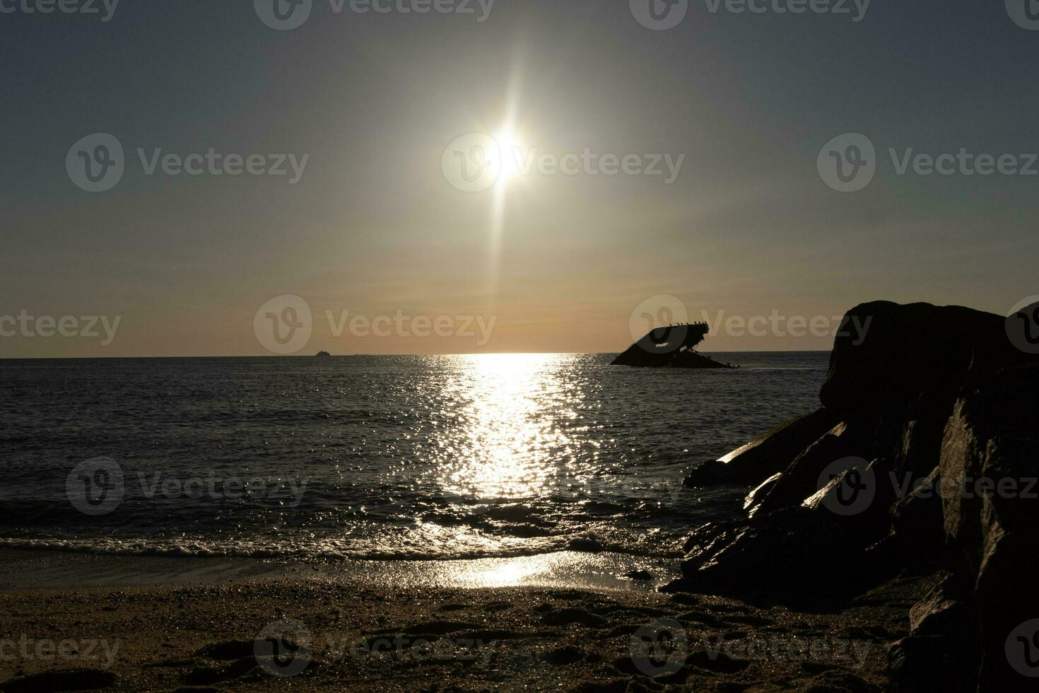 tramonto spiaggia nel capo Maggio nuovo maglia dove voi può ottenere un' grande Visualizza di il sole andando giù attraverso il oceano e il baia. il riflessione di il sole su il acqua con il affondata nave sembra così Bellissima. foto