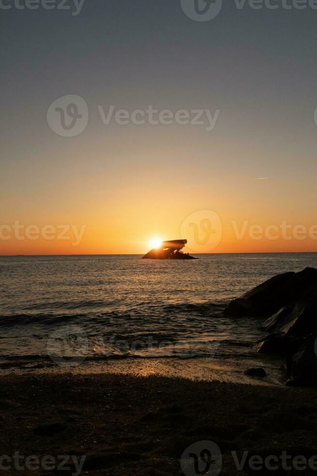 tramonto spiaggia nel capo Maggio nuovo maglia dove voi può ottenere un' grande Visualizza di il sole andando giù attraverso il oceano e il baia. il riflessione di il sole su il acqua con il affondata nave sembra così Bellissima. foto